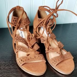 EUC. STEVE MADDEN Suede Lace Up Sandles.